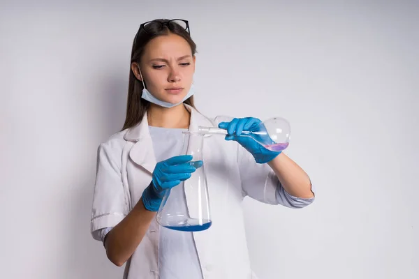 여자 과학자 체액을 혼합 — 스톡 사진