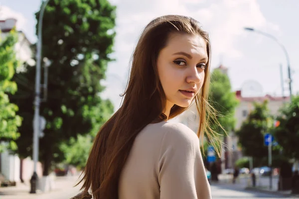 Una ragazza attraente sta camminando lungo la strada — Foto Stock