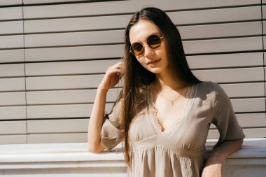 Vintage gözlüklü bir kız yansıyan