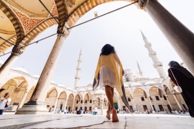 Istanbul'da Müslüman kız yürüyor
