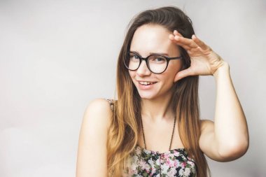 Gözlük gülümseyen kadın moda
