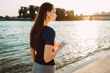 Kulaklıklar müzik dinlemek koşu spor kız