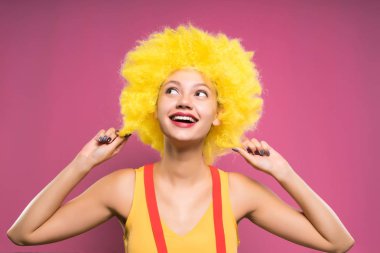 Kız palyaço heyecanla dinler