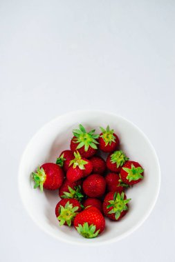 Çilek beyaz arka plan üzerinde beyaz tabak