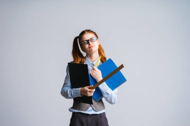 maestra mujer escribiendo a bordo