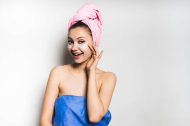 Kafasındaki bir havluyla banyo sonra kız