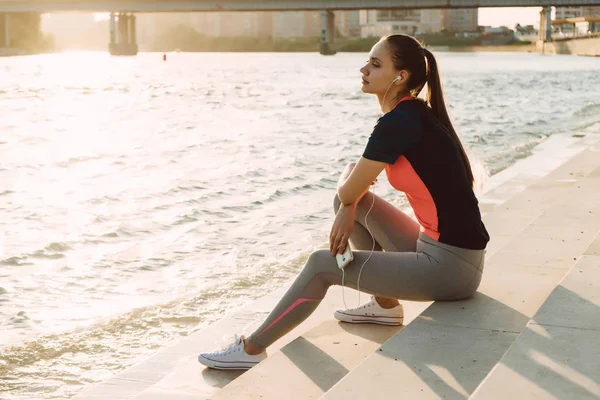 Kadın spor sonra Nehri yakınında rahatlatıcı. Kadın koşucu