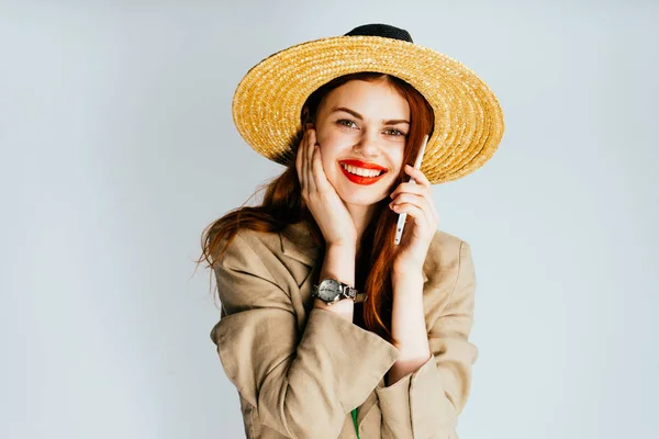 밀 짚 모자에 있는 여자의 초상화 — 스톡 사진