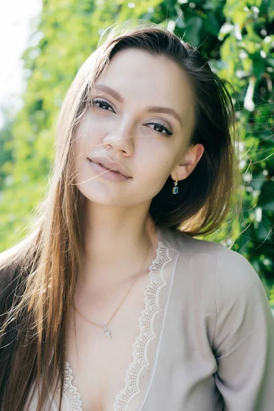 Parkta zarif bir kız portresi