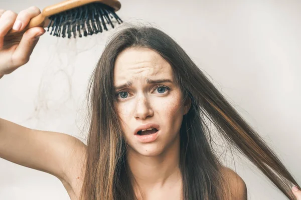 Tarak üzerinde tüyler kayıp kadın