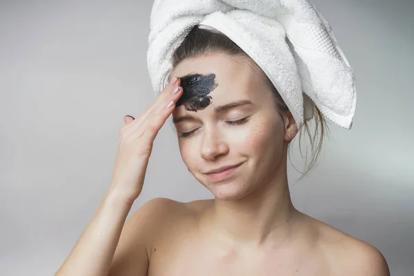 Skönhet tonåring, kvinna applicera svart hud care cleanser mask inför mot akne — Stockfoto