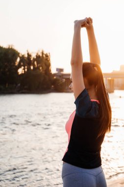 Kız nehir kıyısında uzanan