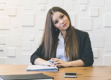 İş yerinde iş kadını başını eğik