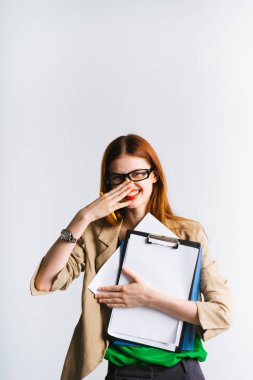 güzel iş kadını gülüyor