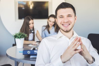 İş toplantısı bir erkek ve iki kadın arasında