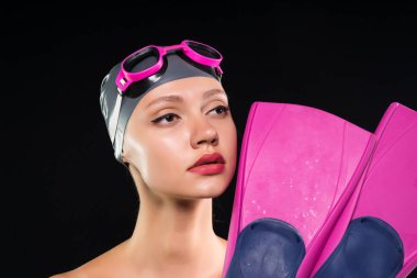 Kadın yüzme yüzmek önünde yüzüyor