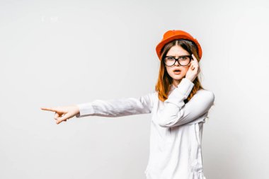 Şapkalı sevimli kız bir şey için Puan