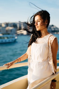 Güzel bir kız bir gemide bir yerde seyir duruyor