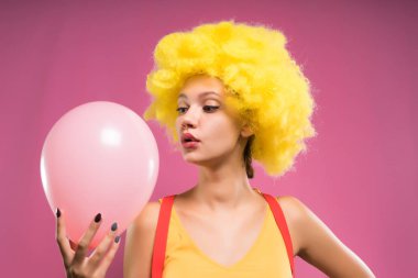 Kadın palyaço şişme bir baloda arıyorsunuz