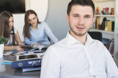 İş yerinde iş toplantısı