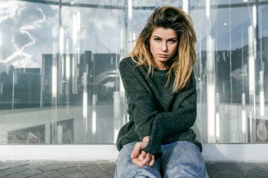 Şık sarışın saçlı güzel kız üzücü