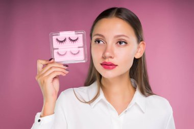 Sahte kirpik onun elinde tutan güzel kız