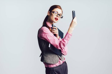 Gözlük güzel kadın öğretmen