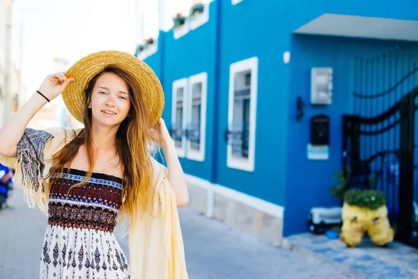 Mujer feliz viajero en sombrero —  Fotos de Stock