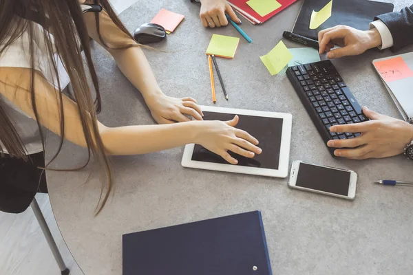 Tavola di lavoro durante una riunione di lavoro — Foto Stock