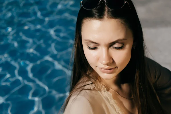 Menina bonita refletida no fundo da piscina — Fotografia de Stock