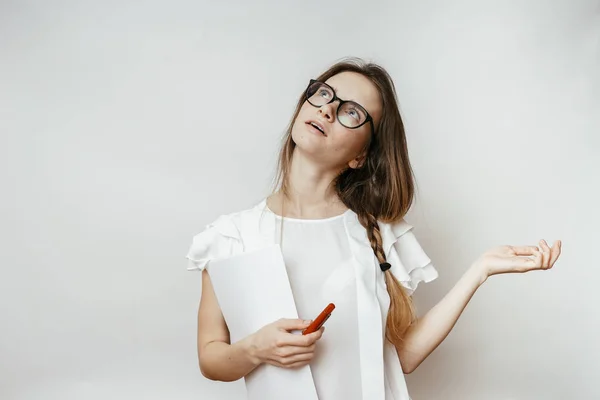 Träumendes Mädchen mit Brille — Stockfoto