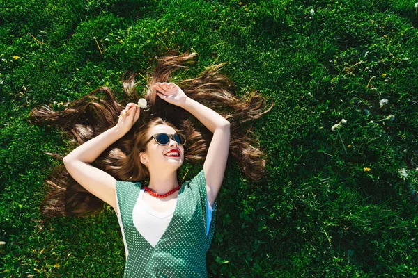 Смешная мода лицо радость девушка смеется на траве, вид сверху — стоковое фото