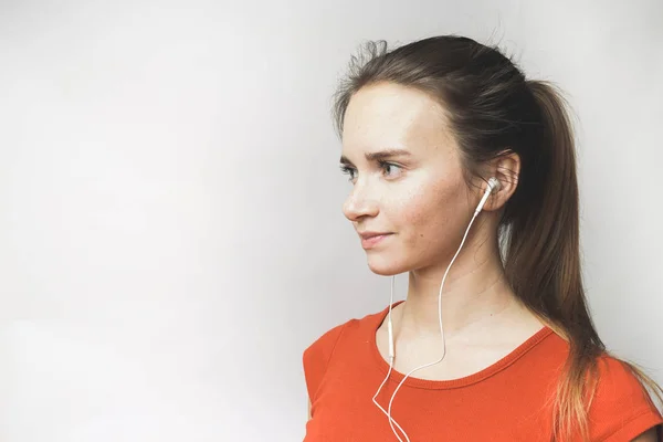 Mulher feliz com fones de ouvido, adolescente — Fotografia de Stock