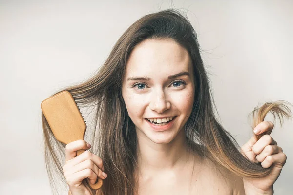Mujer disfrutar de sus pelos de belleza, cuidado de la salud feliz —  Fotos de Stock