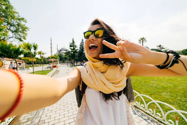 Chica turista haciendo selfie en un viaje —  Fotos de Stock