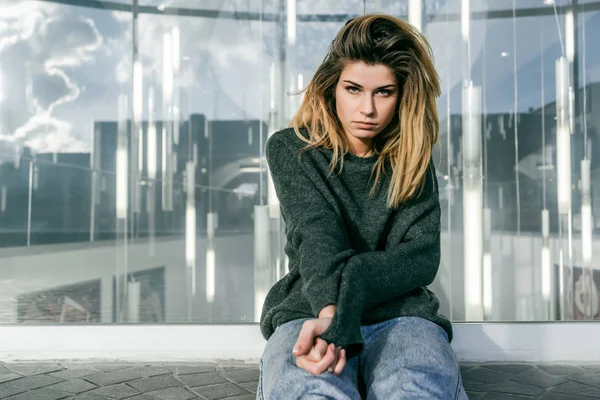 Şık sarışın saçlı güzel kız üzücü