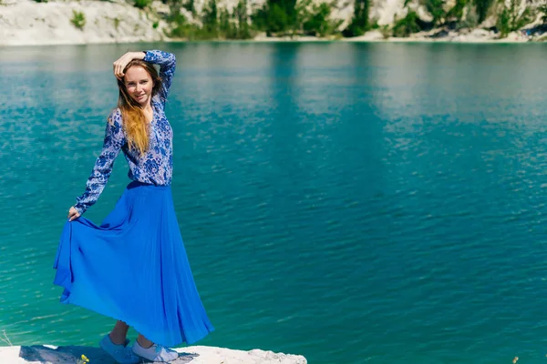 Retrato de tamaño completo de una chica atractiva sobre un fondo de lago — Foto de Stock