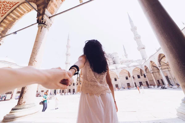 Genç kadın Gezgin sokakta yürüyor