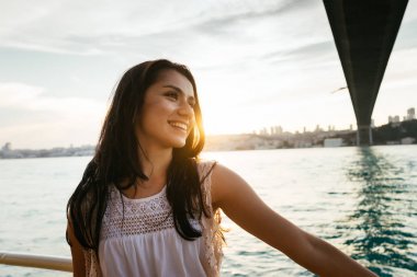 Güzel bir kız bir nehirde gemi ile seyahat