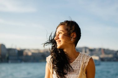 Güzel kız gülümser bir gemide güneşe benziyor