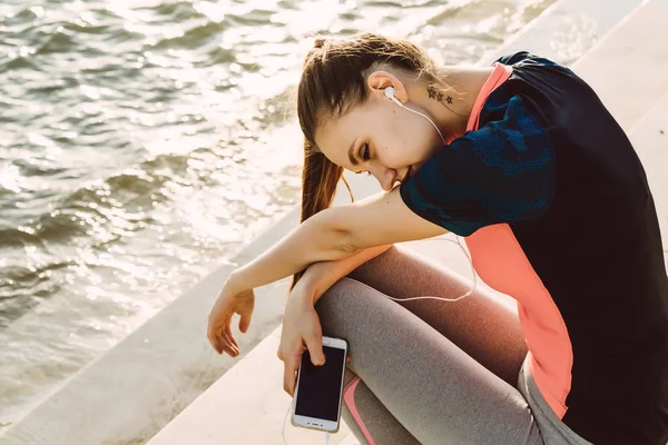 Merdivenlerden Nehri yakınında bir spor kız dayanmaktadır