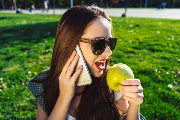 Woman eating apple fruit,white health teeth,talking — Stock Photo, Image