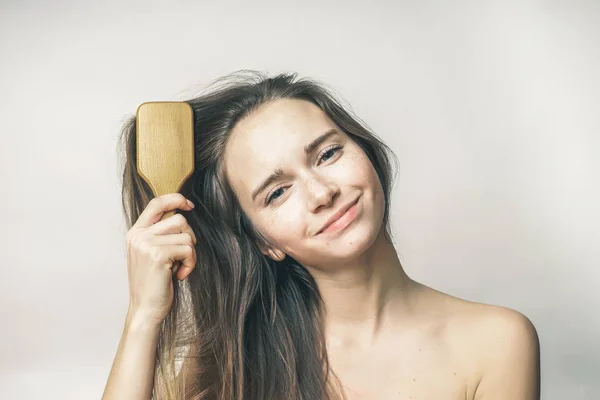 Femme se brossant les cheveux avec plaisir, soins de santé, beauté visage — Photo