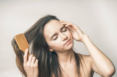Mutlu kadın saç tarağı ile penye