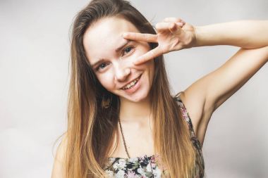 Komik kadın iki başparmak, barış gösterir