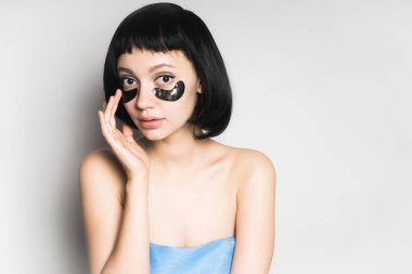 Genç kadın şaşırır, cildi için umurunda