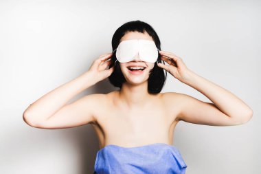 Bir rüya için maskeli kız gülümsüyor