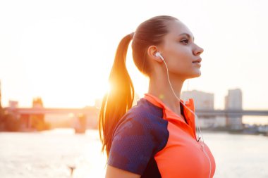 Nehri boyunca şehirde çalışan genç atletik kadın