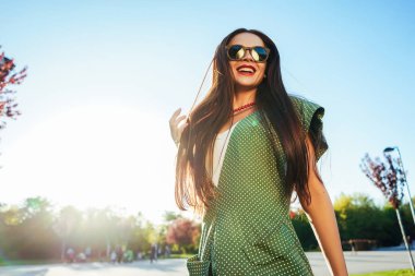 Mutlu gülümseyen Parlatıcı genç kız, sevinç, zevk almak hayat, özgürlük yaz Parlatıcı kavramı