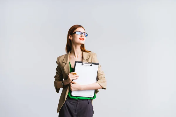 Schöne Business-Mädchen suchen Recht — Stockfoto